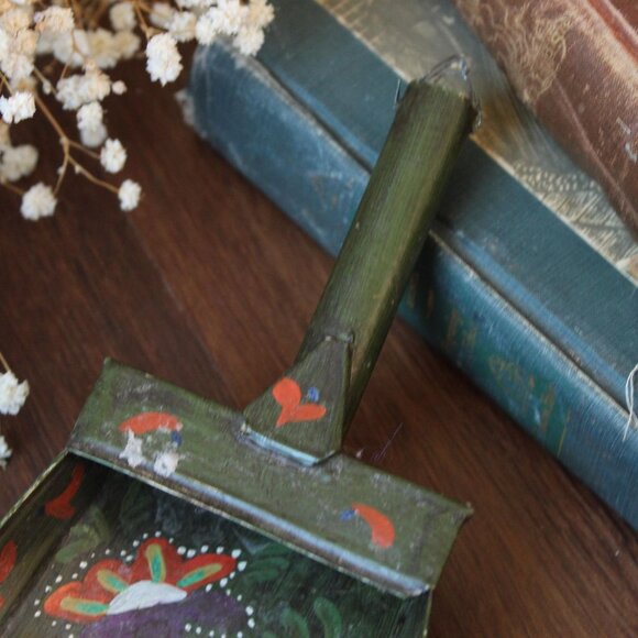 Vintage Painted Metal Scoop, Green with Hand Painted Folk Art, Flour or Grain - Picture 5 of 10